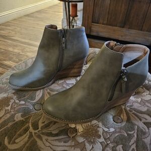 Report wedge women booties